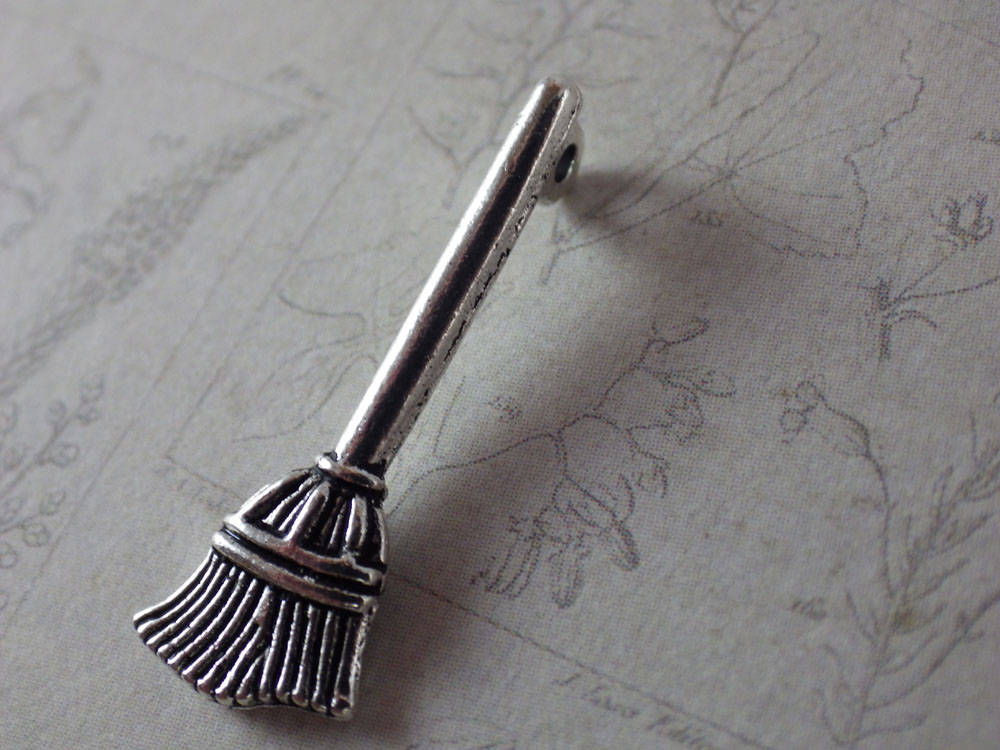 7 x Wiccan Altar Tools Charms Pendants, Mixed Pagan Witch's Charms Set, Cauldron, Crystal Ball, Silver Bracelet Charms, Jewelry Making, UK