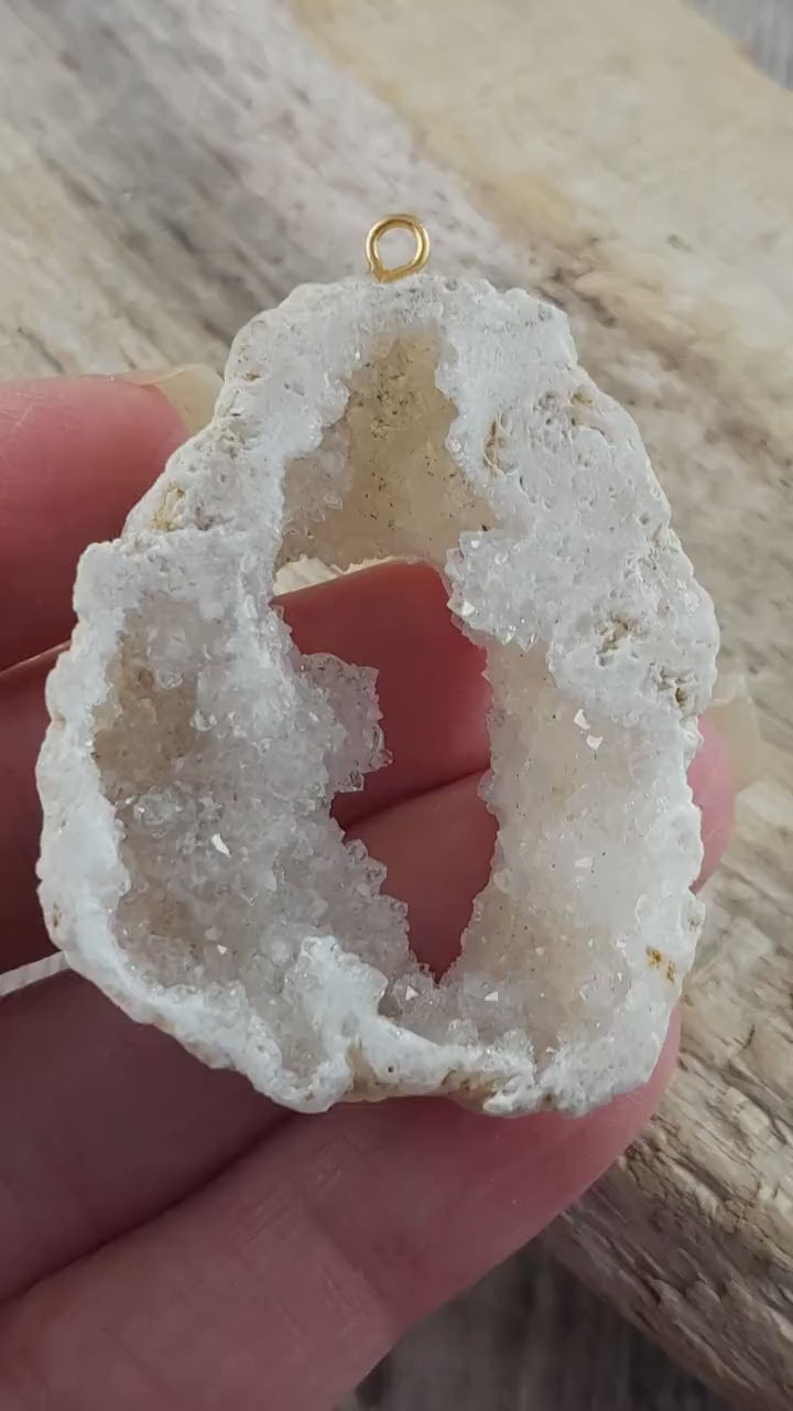 White Druzy Quartz Geode Crystal Slice Pendant, Semi Precious Gemstone, 43x33mm Loose Stone, Focal Bead, Jewelry Making Supplies, UK T5