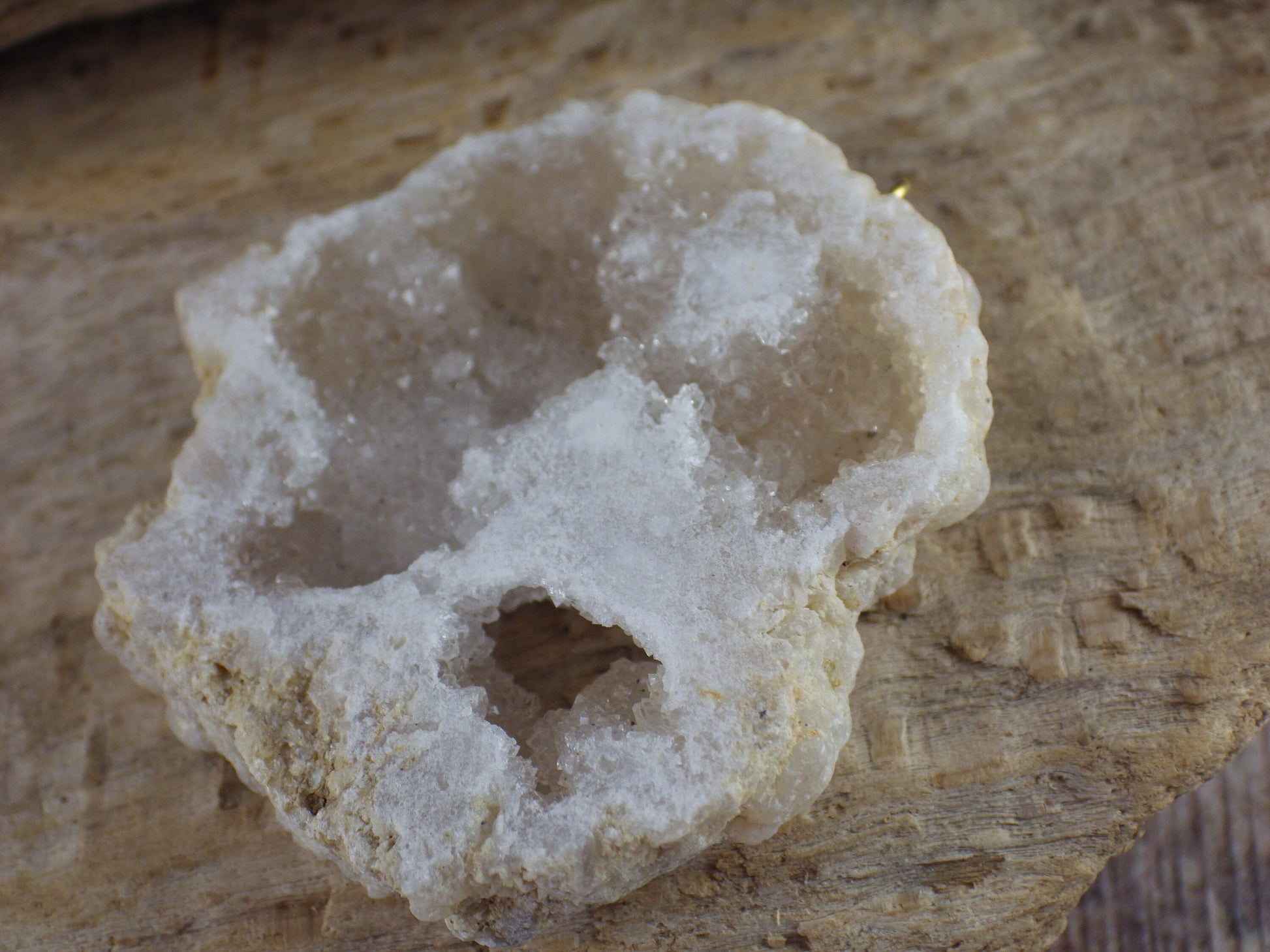 White Druzy Quartz Geode Crystal Pendant, Semi Precious Gemstone, 48x30mm T7