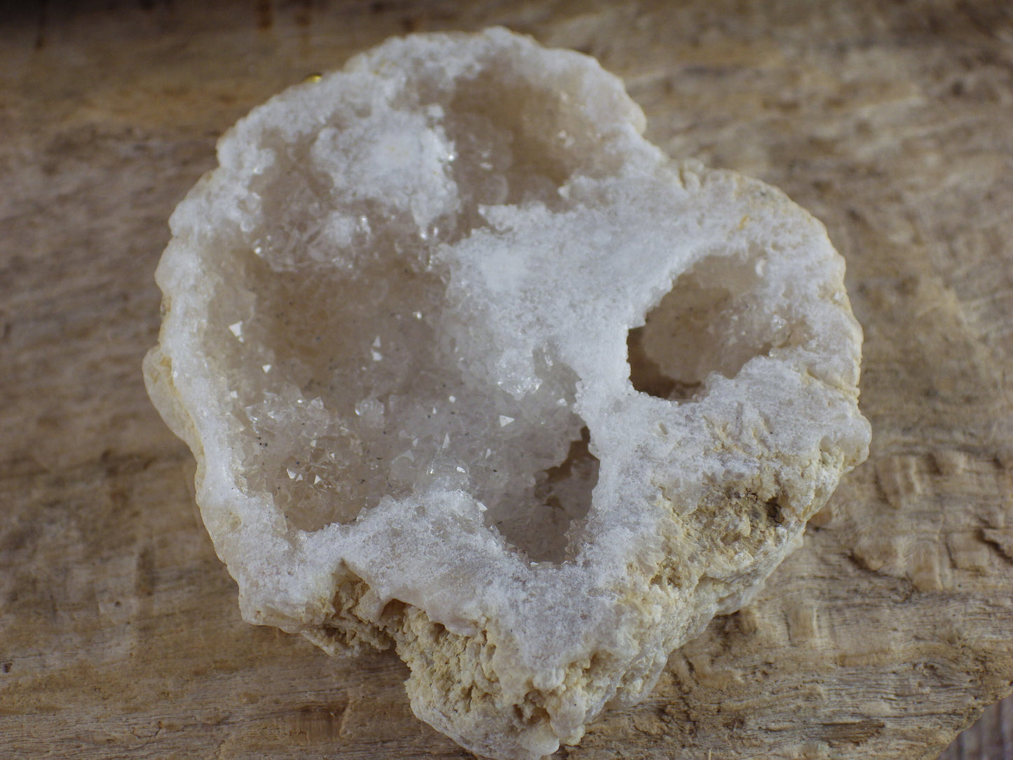 White Druzy Quartz Geode Crystal Pendant, Semi Precious Gemstone, 48x30mm T7