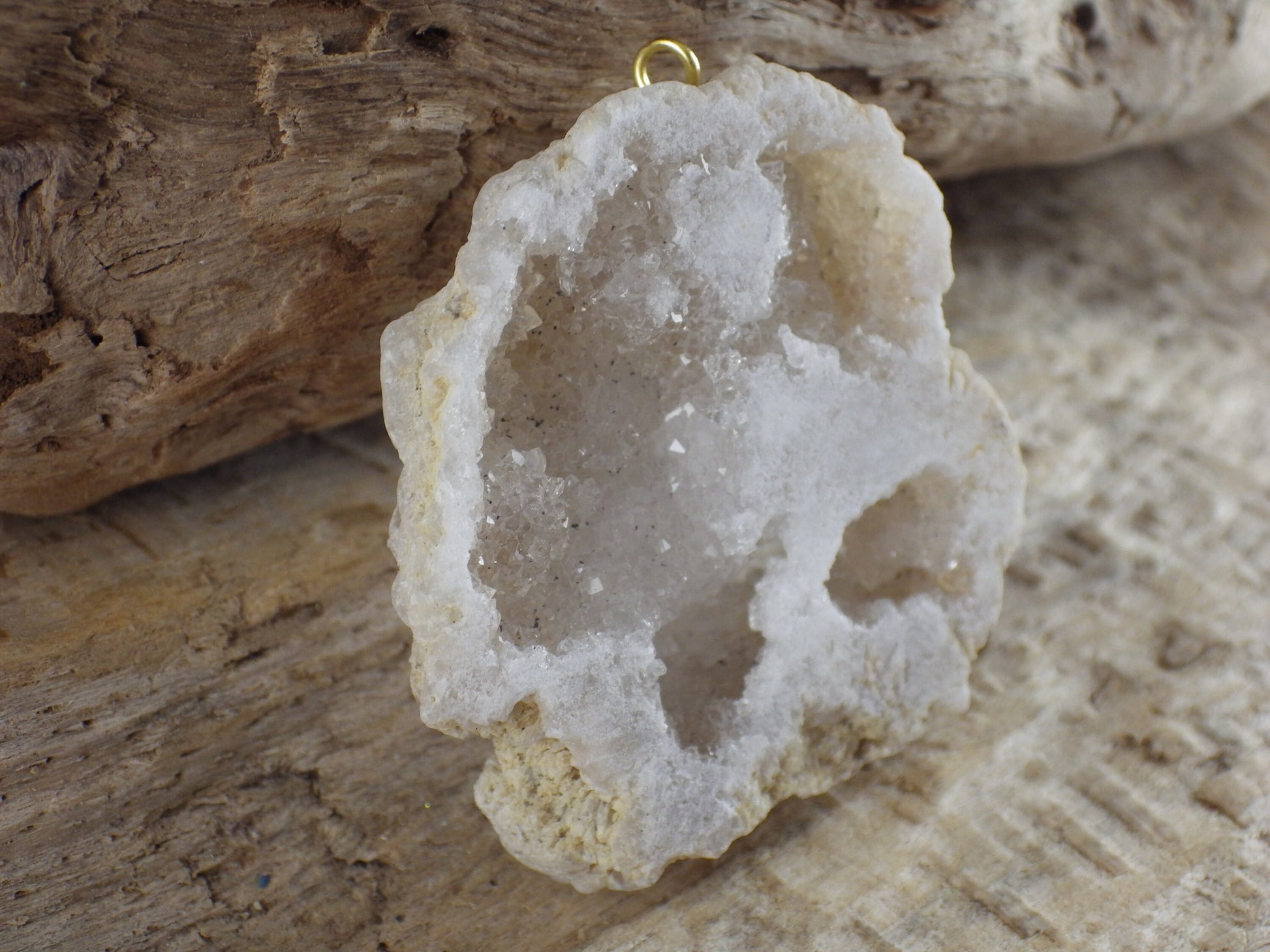 White Druzy Quartz Geode Crystal Pendant, Semi Precious Gemstone, 48x30mm T7