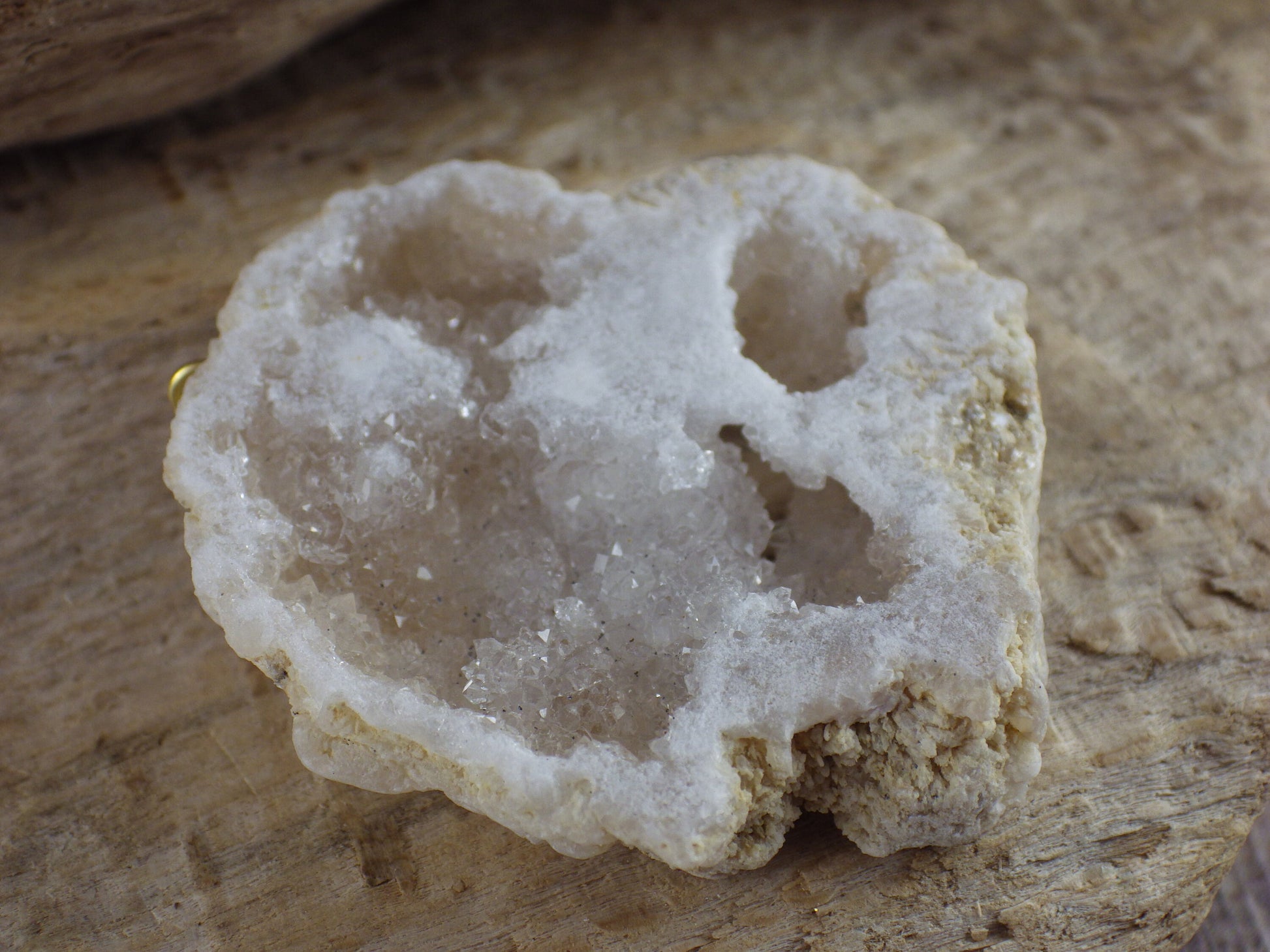 White Druzy Quartz Geode Crystal Pendant, Semi Precious Gemstone, 48x30mm T7